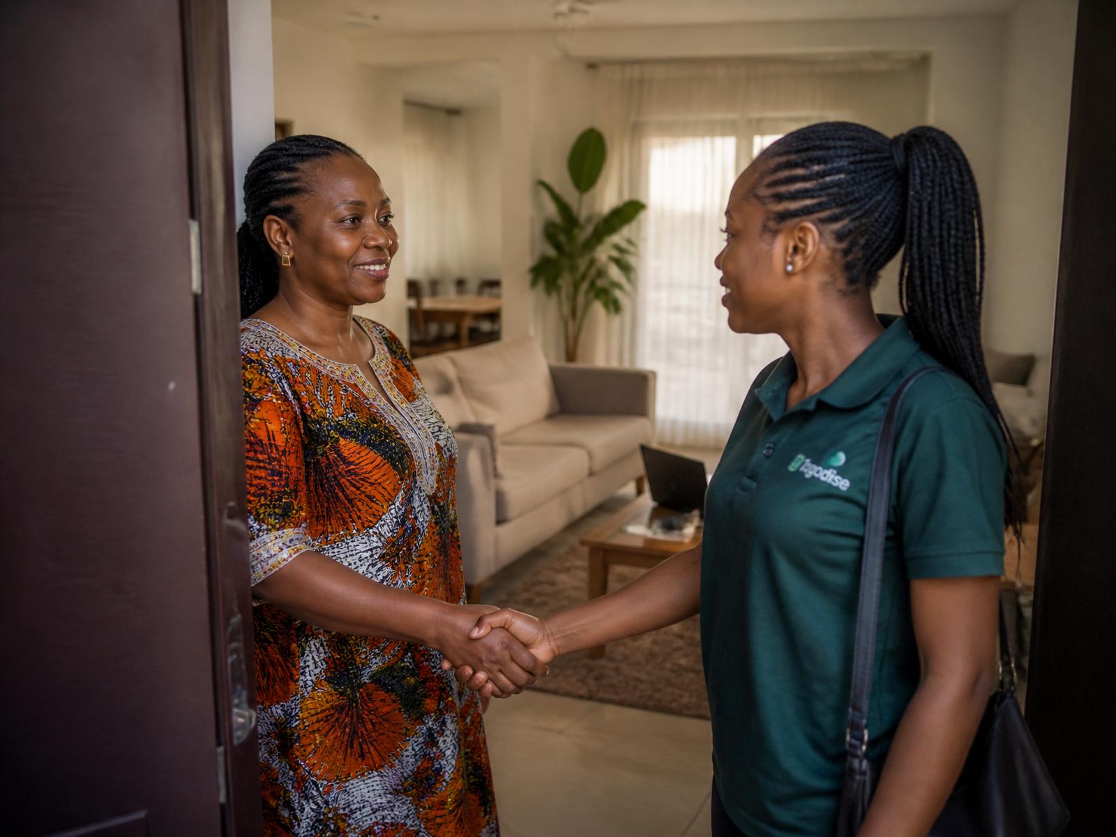 Famille béninoise accueillant chaleureusement une agente SODJIN Services à Cotonou